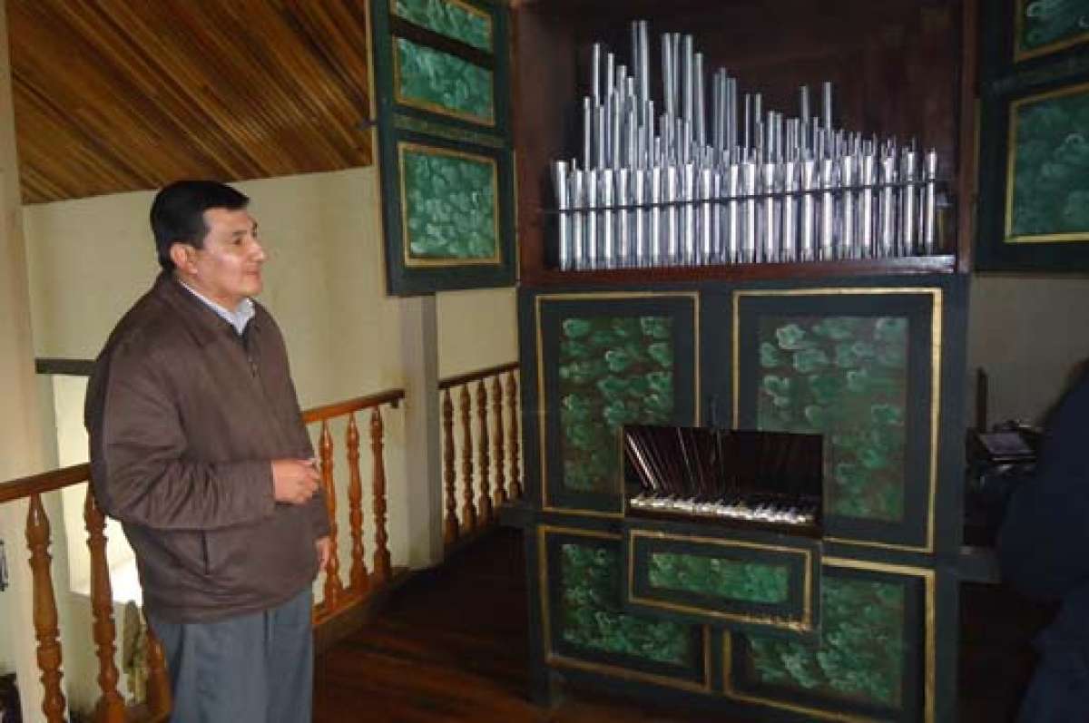 El padre Naldo Guevara muestra el &oacute;rgano que permanece en el coro de la iglesia de Jima, provincia del Azuay. El instrumento tiene 194 a&ntilde;os de construcci&oacute;n. Foto: Rodrigo Matute / El Tel&eacute;grafo.