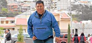 Washington Guam&aacute;n, de la comunidad de Quilloac, trabaja en el proyecto de alfabetizaci&oacute;n a adultos mayores. Su labor, se la debe a sus estudios. Foto: Jos&eacute; Luis Llivisaca / El Tel&eacute;grafo