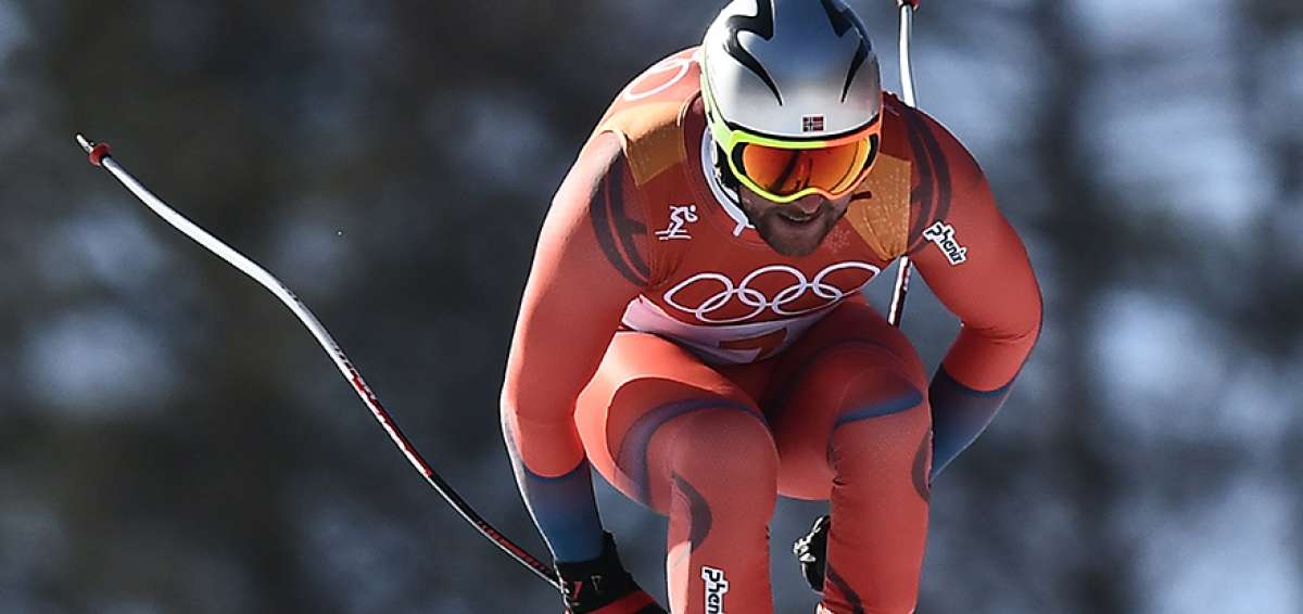 Aksel Lund Svindal, de Noruega, compite en el descenso combinado alpino masculino en el Jeongseon Alpine Center durante los Juegos Ol&iacute;mpicos de Invierno.
