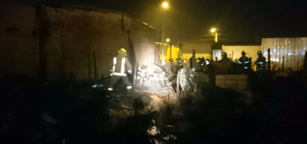 Un incendio en Dur&aacute;n consumi&oacute; 5 viviendas