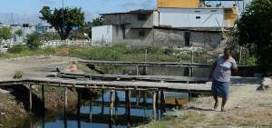 Quienes viven en el sector del Cisne 2 deben lidiar con malos olores, producto de la falta de alcantarillado sanitario.