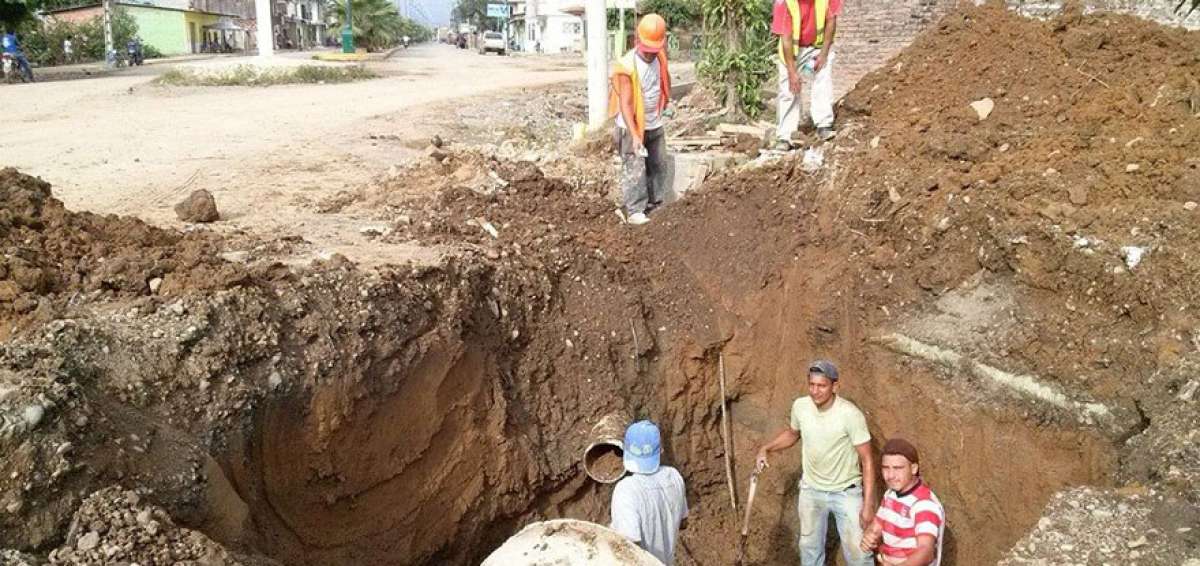 Como se aprecia en la gr&aacute;fica, al final del adoquinado de la calle principal, comienza la v&iacute;a de tierra.
