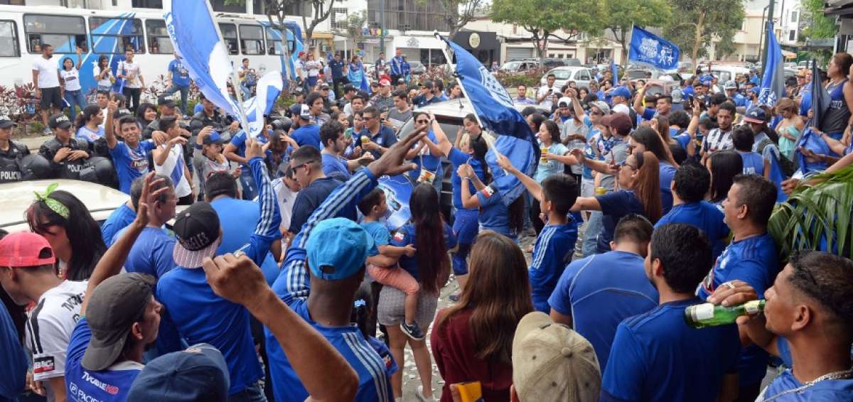 Centenares de aficionados ya est&aacute;n presentes en la avenida V&iuml;ctor Emilio Estrada en la celebraci&oacute;n de Emelec.