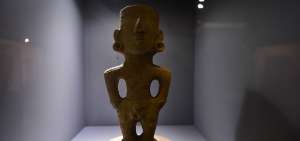 Una pieza emblem&aacute;tica es observada en el Museo Centro Cultural Manta. A los visitantes se les  explica acerca de su procedencia.