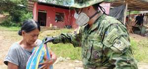 Fuerzas Armadas ayudan en la entrega de kits de alimentos a poblaciones vulnerables