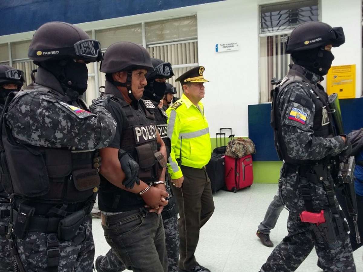 El presunto guerrillero alias El loco fue deportado a Colombia. Foto: Cortes&iacute;a / Edwin Mart&iacute;nez