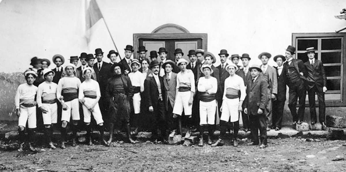 Futbolistas quite&ntilde;os posan en 1910, tras un partido en las calles del barrio San Sebasti&aacute;n.