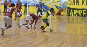 La final entre el barrio Los Joyeros y El Vecino se jug&oacute; con coliseo lleno. Algunos aficionados se quedaron fuera. Fernando Machado/El Tel&eacute;grafo