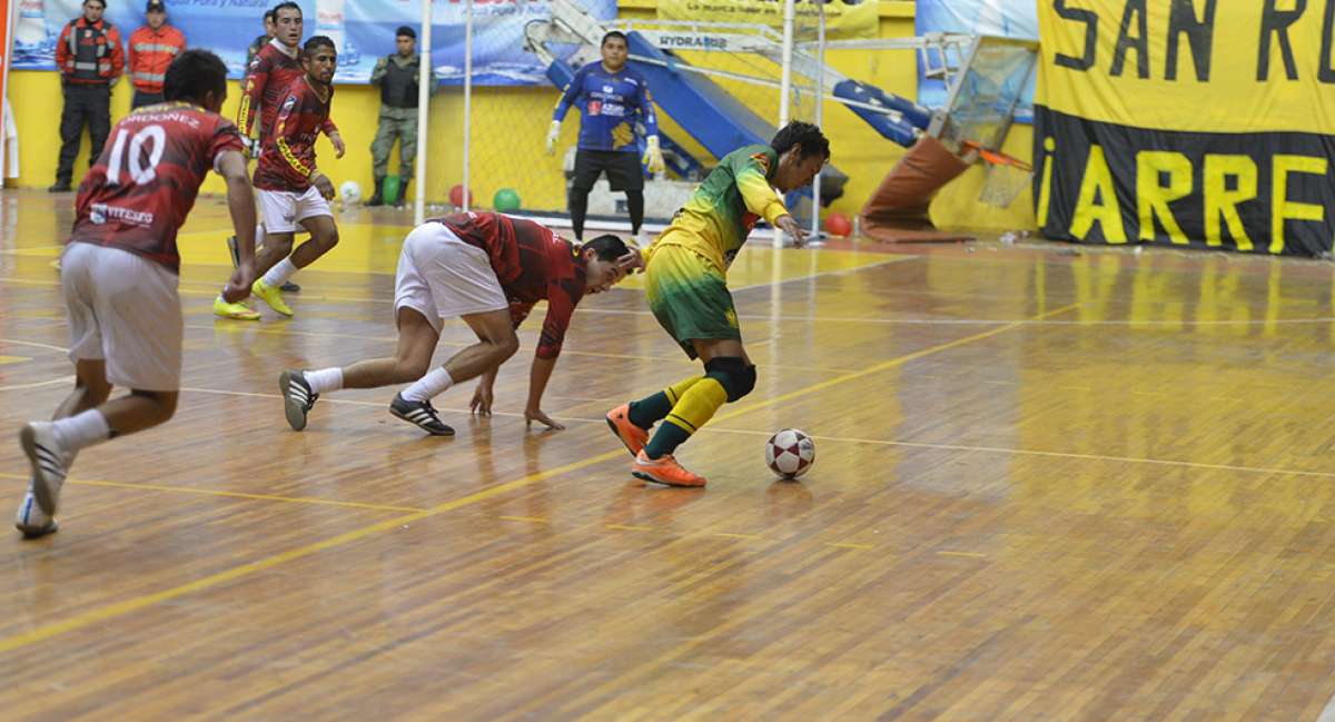 La final entre el barrio Los Joyeros y El Vecino se jug&oacute; con coliseo lleno. Algunos aficionados se quedaron fuera. Fernando Machado/El Tel&eacute;grafo