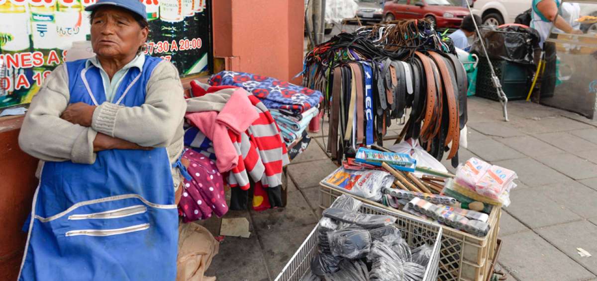 La venta informal surge por escasez de puestos de trabajo y de oportunidades. 