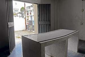 En la morgue de Yaguachi, creada en 1954, solo hay un mes&oacute;n para hacer las autopsias. Foto: Carina Acosta / El Tel&eacute;grafo
