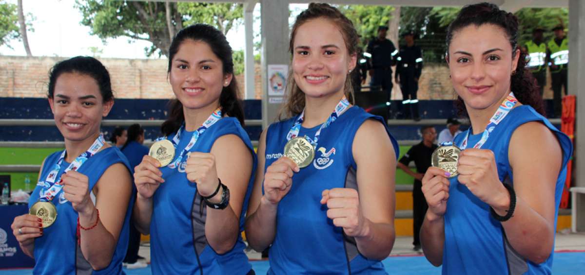 Jacqueline Factos (derecha) dedic&oacute; su medalla a los ecuatorianos.