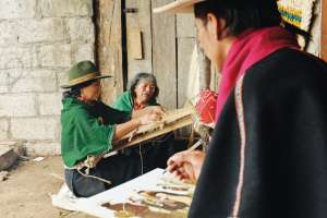 La vida cotidiana de la comunidad en el campo o al elaborar prendas son los temas de los cuadros de Heriberto.
