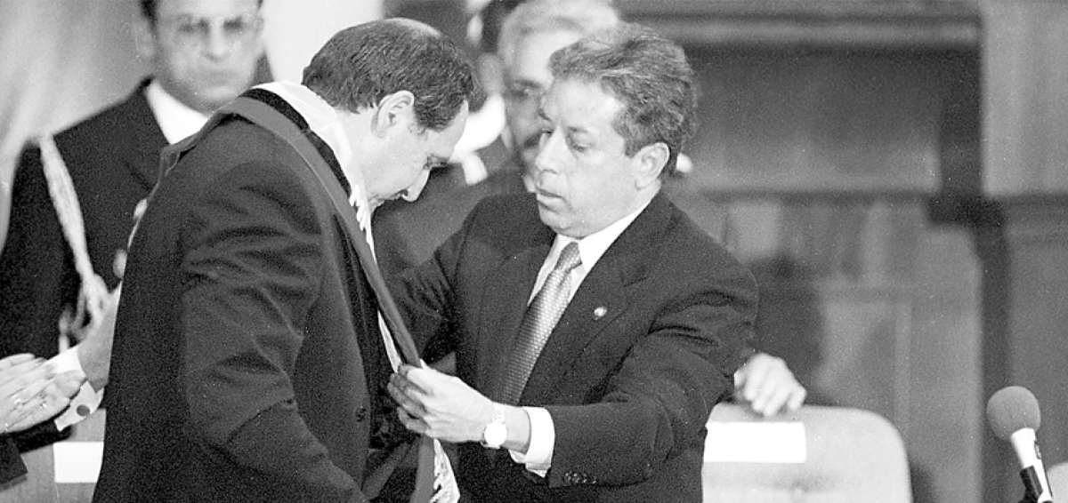 EL TEL&Eacute;GRAFO, 1996.  El 10 de agosto de 1996, Fabi&aacute;n Alarc&oacute;n ci&ntilde;e la banda presidencial a Abdal&aacute; Bucaram Ortiz.