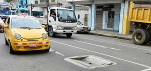 En las calles Tungurahua y Venezuela se observan tapas de alcantarillas que est&aacute;n a punto de hundirse.
