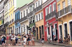 Los due&ntilde;os de las casas que se han puesto en alquiler, gu&iacute;an tambi&eacute;n las visitas de los turistas por los principales atractivos de la localidad. Foto: Internet.