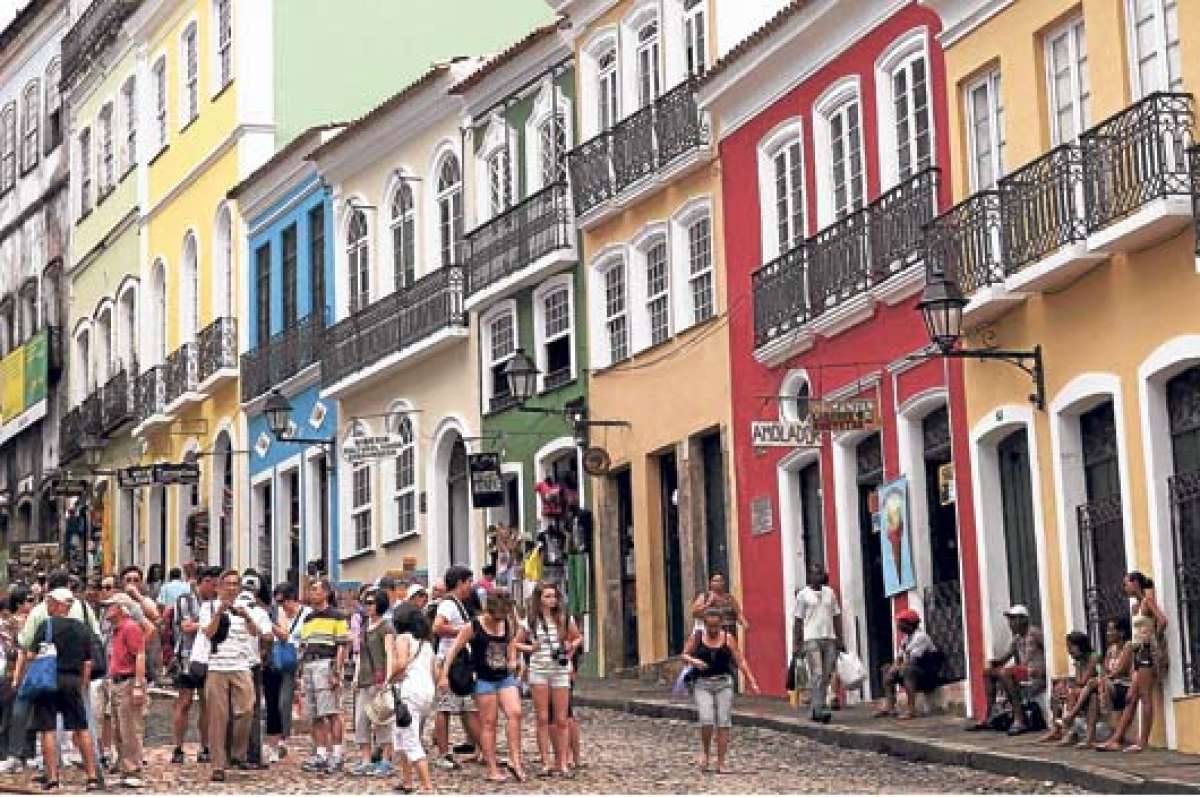 Los due&ntilde;os de las casas que se han puesto en alquiler, gu&iacute;an tambi&eacute;n las visitas de los turistas por los principales atractivos de la localidad. Foto: Internet.