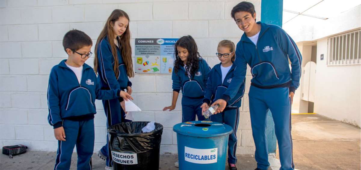 Los delegados ambientales: Bernardo (izq.), Julianna, Valentina, Luciana y Mateo velan por mantener limpio su colegio y reciclar los desechos.