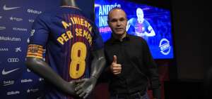 Andr&eacute;s Iniesta sell&oacute; su contrato de por vida con el FC Barcelona