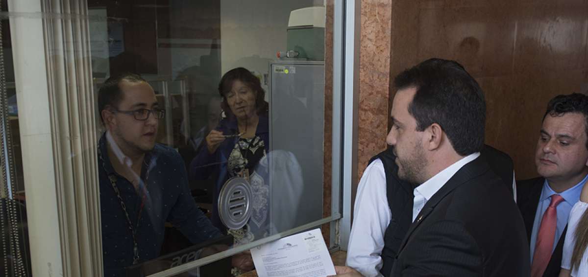 Asamble&iacute;sta Roberto G&oacute;mez (CREO) ingres&oacute; el jueves pasado copias simples de supuestas pruebas contra Glas.