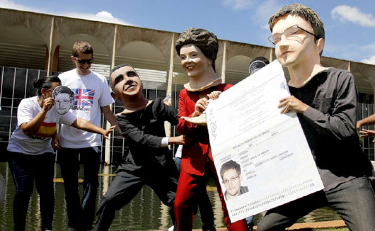 En Brasilia realizan parodia sobre el espionaje que sufri&oacute; la presidenta Dilma Rousseff. Foto: AFP