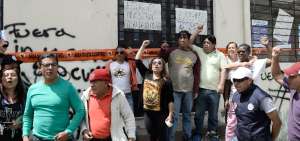 Los moradores se concentraron afuera del predio para manifestar su postura de rechazo.