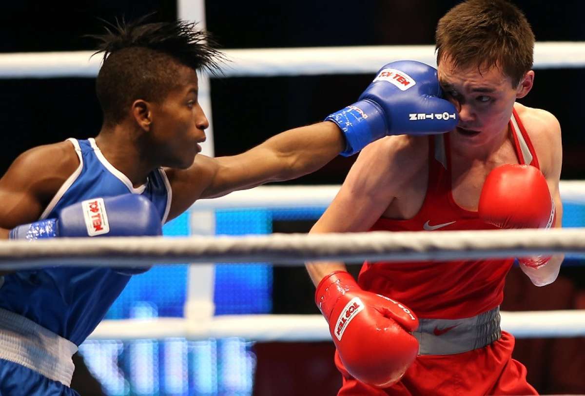 El cubano Joahnys Argilagos (i) se adjudic&oacute; el t&iacute;tulo mundial en peso minimosca 46-49 kg. Foto: AFP