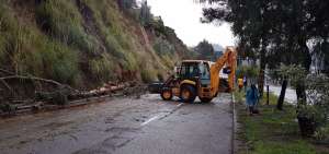 Maquinaria de la Municipalidad de Cuenca, junto con la del MTOP, realiza constantes limpiezas de las v&iacute;as.