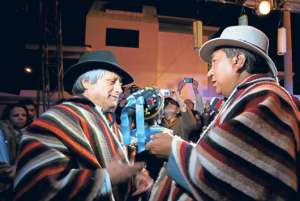 Durante las &lsquo;jochas&rsquo;, los invitados reciben un busto de la Mama Negra como se&ntilde;al de agrado y aceptaci&oacute;n. La celebraci&oacute;n de esta a&ntilde;o carecer&aacute; de shows. Foto: Silvia Osorio / para El Tel&eacute;grafo