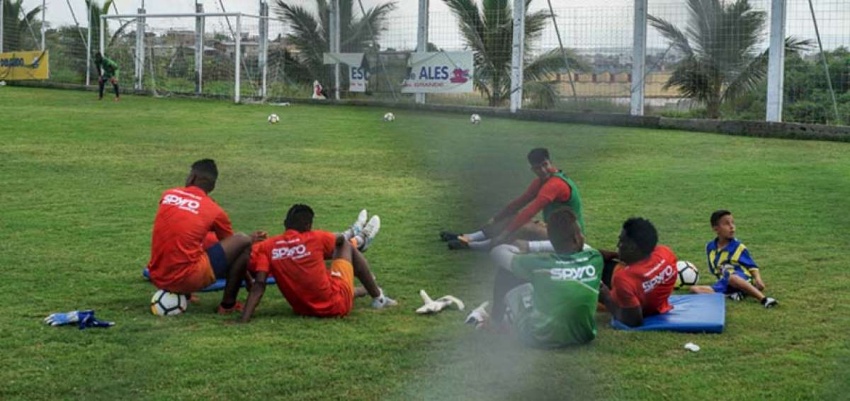 El plantel delfinista tiene como base de entrenamiento la cancha de Los Geranios en el noreste de Manta.