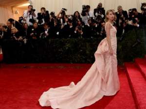 Taylor Swift magn&iacute;fica e imponente a su paso por la alfombra roja con un vestido de &Oacute;scar.