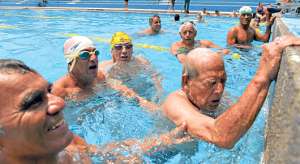 Elmo &lsquo;El Cura&rsquo; Su&aacute;rez (der.), de 85 a&ntilde;os, cerr&oacute; la marat&oacute;nica jornada de las &lsquo;24 horas&rsquo; de la nataci&oacute;n ecuatoriana. El exgimnasta nad&oacute; 50 metros libre. Foto: Miguel Castro / El Tel&eacute;grafo