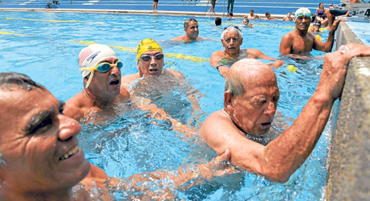 Elmo &lsquo;El Cura&rsquo; Su&aacute;rez (der.), de 85 a&ntilde;os, cerr&oacute; la marat&oacute;nica jornada de las &lsquo;24 horas&rsquo; de la nataci&oacute;n ecuatoriana. El exgimnasta nad&oacute; 50 metros libre. Foto: Miguel Castro / El Tel&eacute;grafo