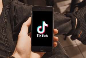 La red social TikTok amplía sus funciones de mensajería para competir con Instagram y WhatsApp, con medidas de seguridad para usuarios menores de edad.