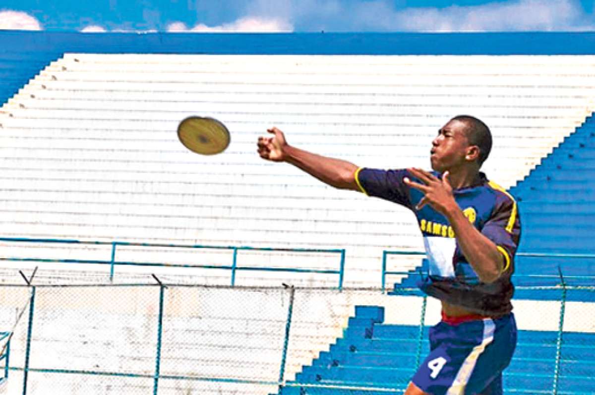 Stalin Mosquera no pudo ganar medalla en lanzamiento de disco, tal como lo hizo en la prueba de bala durante el I Open Internacional de Para-Atletismo. Cortes&iacute;a: Facebook de FEDEDI