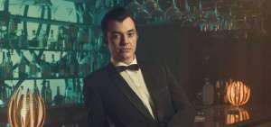 El actor Jack Bannon se pone en el papel de Alfred Pennyworth y las historias que vivi&oacute; en su juventud antes de ser el mayordomo de Batman. 