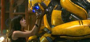 Hailee Steinfield (izq.) encarna a Charlie, una adolescente que encuentra a Bumblebee, el personaje de Transformers de la sexta cinta. 