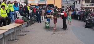 Con agua y ortiga se castig&oacute; a los j&oacute;venes que hurtaron las bicicletas de las extranjeras.