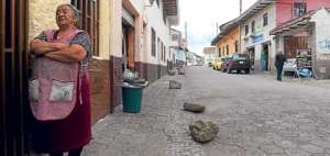 Carmen Sig&uuml;enza vive 80 a&ntilde;os en su querido barrio de San Roque, ella recuerda muchas historias y leyendas que se han levantado en el sector. Foto: Carina Acosta / El Tel&eacute;grafo
