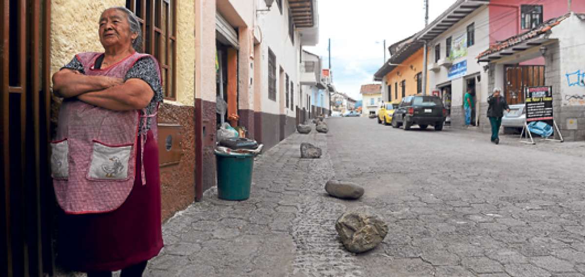 Carmen Sig&uuml;enza vive 80 a&ntilde;os en su querido barrio de San Roque, ella recuerda muchas historias y leyendas que se han levantado en el sector. Foto: Carina Acosta / El Tel&eacute;grafo