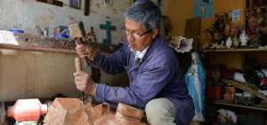 La religiosidad popular se forja con madera en Azuay