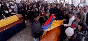 Las familias de los tres periodistas ecuatorianos asesinados en la frontera con Colombia decidieron no separar a los tres y sepultarlos en el mismo camposanto en el norte de la capital.