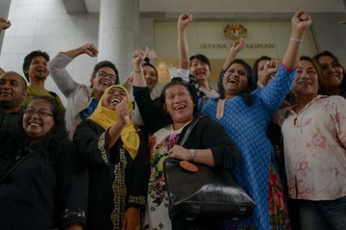 Activistas transexuales celebran la decisi&oacute;n del tribunal de apelaciones de Putrajaya. Foto: AFP