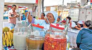 En el sur de Quito, varios vendedores informales aprovecharon el feriado para  llevar dinero a sus hogares. Para Rosa Duque fue un buen d&iacute;a. Vendi&oacute; $25. Foto: Miguel Jim&eacute;nez/ El Tel&eacute;grafo