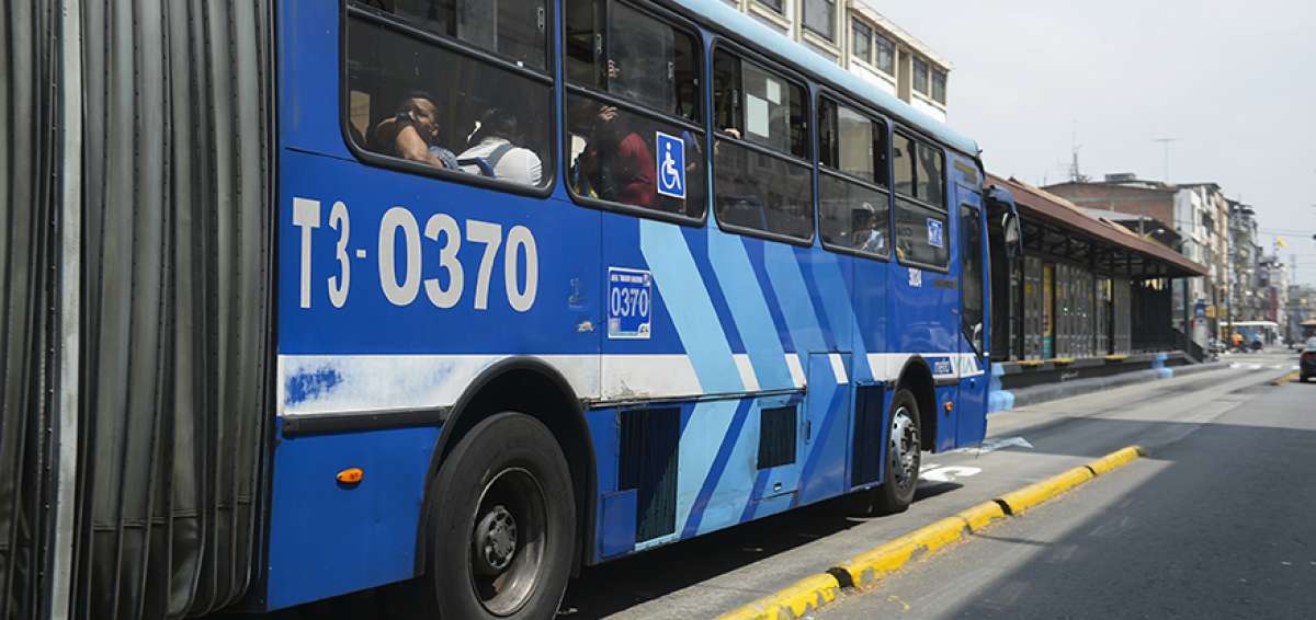 En los separadores de carriles de la Troncal 3 de la Metrov&iacute;a se observa la concentraci&oacute;n de holl&iacute;n, lo que causa que adquieran el color negro.