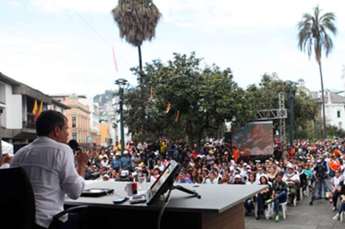 Miles de personas se dieron cita ayer en la Plaza de la Independencia, en el Centro Hist&oacute;rico de Quito, para asistir al informe sabatino del presidente Rafael Correa. Foto: 