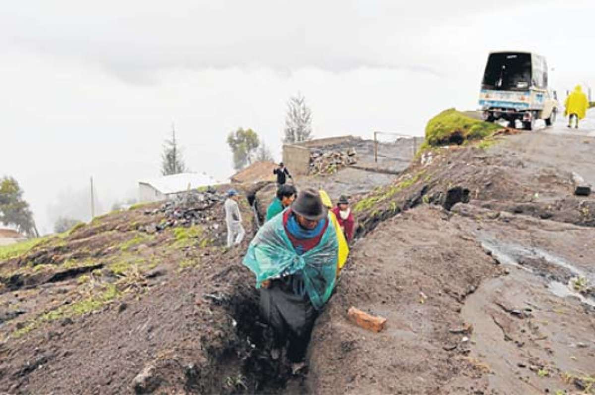 Los moradores de Calhua Grande recorren los sitios afectados y buscan alternativas que permitan volver a la normalidad. FOTO: ROBERTO CHAVEZ