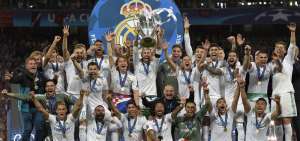 Los jugadores del Real Madrid celebran su t&iacute;tulo n&uacute;mero 13 de la Champions League, con el trofeo (la Orejona) en sus manos. Es el tercer campeonato europeo que ganan de manera consecutiva de la mano de Zinedine Zidane.