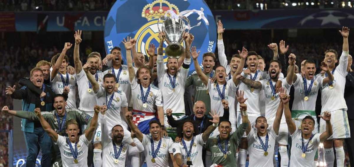 Los jugadores del Real Madrid celebran su t&iacute;tulo n&uacute;mero 13 de la Champions League, con el trofeo (la Orejona) en sus manos. Es el tercer campeonato europeo que ganan de manera consecutiva de la mano de Zinedine Zidane.
