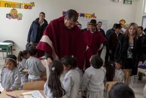 El presidente Rafael Correa saluda a los alumnos de la nueva unidad educativa, durante un recorrido por las instalaciones. Foto:Miguel Jim&eacute;nez / EL TEL&Eacute;GRAFO